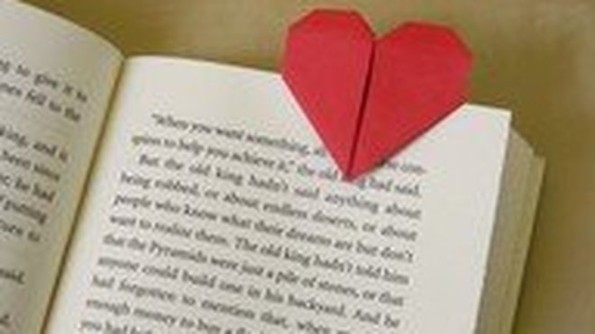 Du papier rouge en pliage origami pour un marque page amoureux !