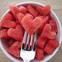 Une tranche de pastèque + un emporte pièce cœur = un dessert pour son chéri !