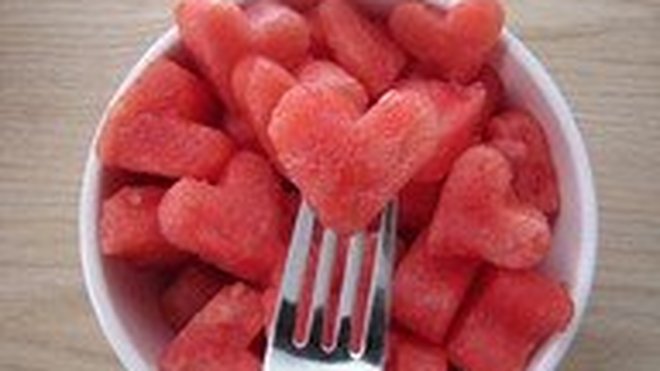 Une tranche de pastèque + un emporte pièce cœur = un dessert pour son chéri !