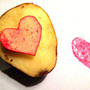Une patate sculptée pour un tampon cœur à imprimer sur tout support