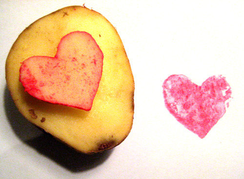 Une patate sculptée pour un tampon cœur à imprimer sur tout support