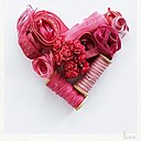 En bobines, rubans, galons et bobines ce cœur de mercière trouvera place dans un cadre vitrine.