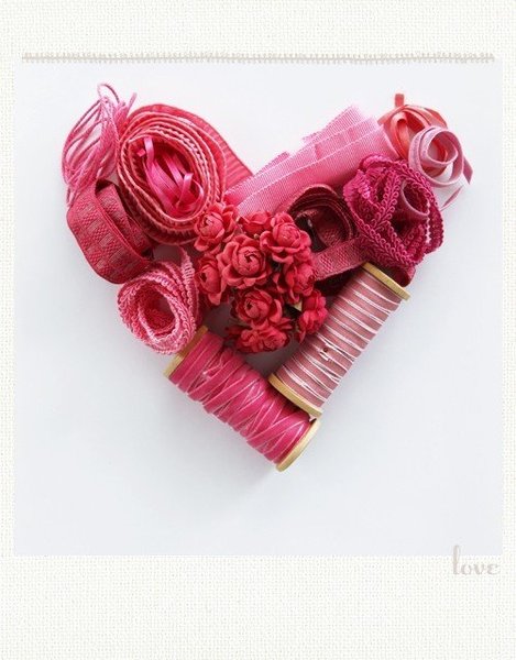 En bobines, rubans, galons et bobines ce cœur de mercière trouvera place dans un cadre vitrine.