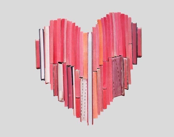 Love story, un cœur réalisé avec 51 livres d'amour.