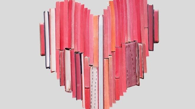 Love story, un cœur réalisé avec 51 livres d'amour.