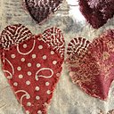 Les cœurs en tissus anciens appliqués et rebrodés de Jude Hill