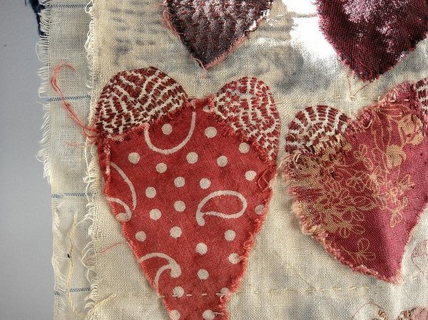 Les cœurs en tissus anciens appliqués et rebrodés de Jude Hill