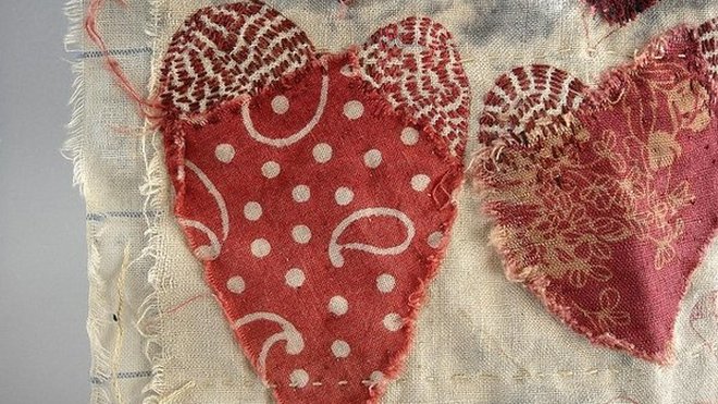 Les cœurs en tissus anciens appliqués et rebrodés de Jude Hill