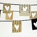 Guirlande de papier journal aux cœurs en papier perforé