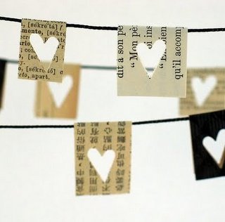 Guirlande de papier journal aux cœurs en papier perforé