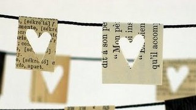 Guirlande de papier journal aux cœurs en papier perforé