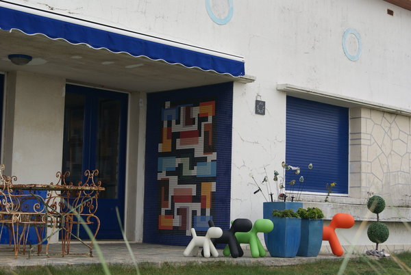 Orné d'une mosaïque typiquement sixties, le pavillon arbore un certain chic auquel répondent la ribambelle de petits chiens Puppy édités par Magis.