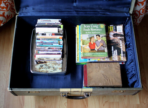L'intérieur de la valise peut être recouvert de tissu tendu et collé aux parois avec une poche froncée comme on les trouvait dans les valises autrefois.