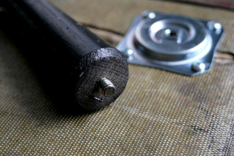 Les pieds sont peints à la bombe de peinture noire