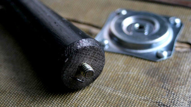 Les pieds sont peints à la bombe de peinture noire