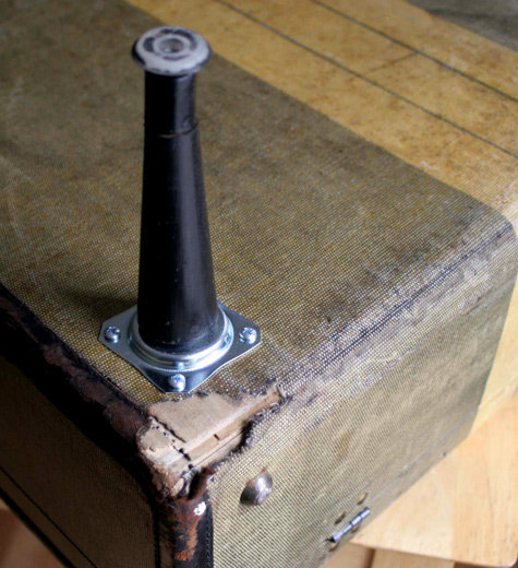 Une fois bien secs, visser chaque pied dans les plaques d'angle.