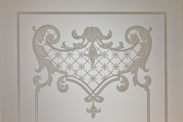 Pour donner de la lumière à l’entrée, Francesco et Rita ont fait appel à un sableur de verre à l’ancienne, Werner Goll, un des tout derniers artisans à adapter des masques anciens de sablage aux mesures.