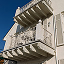 Françaises à l'origine, les ferronneries faisant office d'appuis de balcons furent chinées par Francesco et Rita chez un antiquaire allemand.