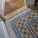 Déniché chez un récupérateur autrichien, le carrelage de l’entrée forme un élégant dessin bordé d’une frise, donnant l'impression que le sol a toujours été là.