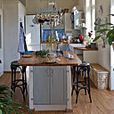 Fonctionnelle, la cuisine ouverte sur la pièce de réception a été traité dans un esprit "charme" d'une maison de famille.