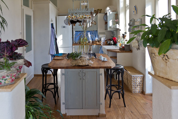 Fonctionnelle, la cuisine ouverte sur la pièce de réception a été traité dans un esprit "charme" d'une maison de famille.