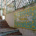 Orné d'un panoramique de faïence, la montée d'escalier du jardin rappelle les origines italiennes du couple.