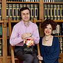 La grande bibliothèque de teck abrite les best-sellers du couple, mais aussi l’intégrale de l’encyclopédie italienne Treccani.