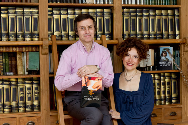 La grande bibliothèque de teck abrite les best-sellers du couple, mais aussi l’intégrale de l’encyclopédie italienne Treccani.