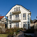 La parcelle de 400 M² en pente douce accueille depuis seulement 3 ans la maison écologique de Rita et Francesco aux allures de demeure bourgeoise de la fin du XIX° siècle.