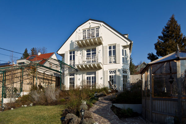 La parcelle de 400 M² en pente douce accueille depuis seulement 3 ans la maison écologique de Rita et Francesco aux allures de demeure bourgeoise de la fin du XIX° siècle.