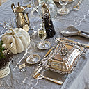 Collectionneurs nés, Rita et Francesco aiment recevoir en disposant sur leur table les trouvailles de leurs collections. Ce soir-là, ils attendent Gulliver à dîner...