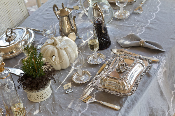 Collectionneurs nés, Rita et Francesco aiment recevoir en disposant sur leur table les trouvailles de leurs collections. Ce soir-là, ils attendent Gulliver à dîner...