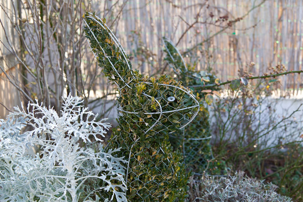 Tout droit sortis d'un conte de fée, une ribambelle de lapins en topiaire joue dans les recoins du jardin.