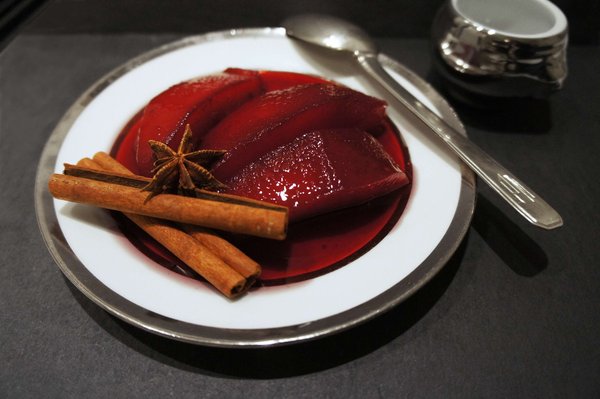 Délice automnal que ces coings longuement pochés dans un vin rouge relevé d'épices.