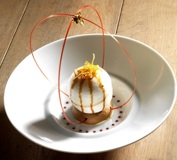 A l'Espérance chez Marc Meneau, l'île flottante se déguste sphérique et reposant sur un lit de granité au café.