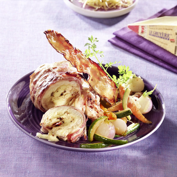 Roulé dans un suprême de poulet fermier, les saveurs du gruyère répondent parfaitement à celles de la ventrèche grillée.