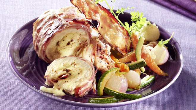 Roulé dans un suprême de poulet fermier, les saveurs du gruyère répondent parfaitement à celles de la ventrèche grillée. Roulé dans un suprême de poulet fermier, les saveurs du gruyère répondent parfaitement à celles de la ventrèche grillée.