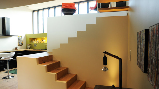 Un loft spacieux sur trois niveaux en lieu et place de l'ancien atelier à la façade largement vitrée.