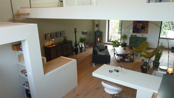 Sous la mezzanine, légèrement plus bas que le dernier niveau, des rangements discrets, ouverts et fermés, assument ordre et désordre.