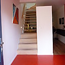 Au premier niveau qui accueille, l’entrée, la couleur redessine l’espace. L’escalier, à la trémie conservée, très raide a été modifié et assoupli grâce à la création d’un palier supplémentaire.