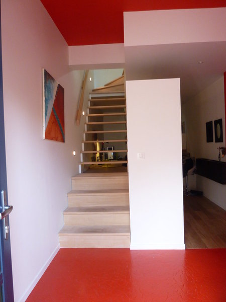 Au premier niveau qui accueille, l’entrée, la couleur redessine l’espace. L’escalier, à la trémie conservée, très raide a été modifié et assoupli grâce à la création d’un palier supplémentaire.