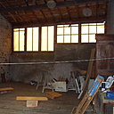 L’atelier avant travaux avec son ancienne baie vitrée existante au dessin hétéroclite.