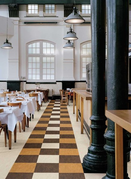 Linoleum à l'ancienne, en dalles posées en damier, Forbo Sarlino.