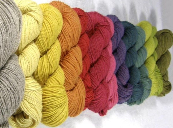 13 coloris soit 800 grs de laine Poll Dorset de Renaissance Dyeing ont suffit pour crocheter le plaid Kaléidoscope de Cécile Balladino pour Marie Claire Idées.