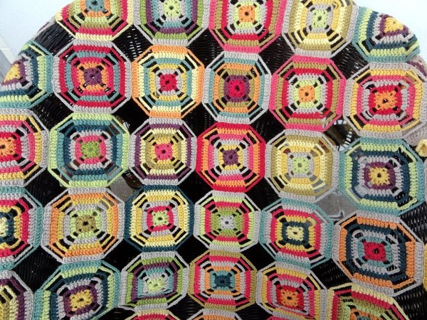 De simples carrés crochetés mis bout à bout et un splendide assemblage de couleurs forment ce Kaléidoscope de Cécile Balladino crée pour Marie Claire Idées