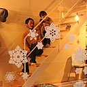 Flocons de neige de différentes formes et dimensions, adhèrent parfaitement aux baies vitrées.