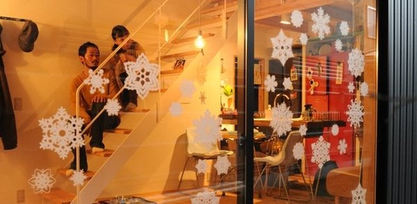 Flocons de neige de différentes formes et dimensions, adhèrent parfaitement aux baies vitrées.