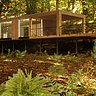 Largement tourné vers la nature, le bâtiment d’accueil s’ouvre sur une grande terrasse.
