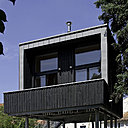 L'architecture générale reprend les codes esthétiques des anciennes cabanes perchées sur pilotis qui bordent le littoral de la Charente Maritime.