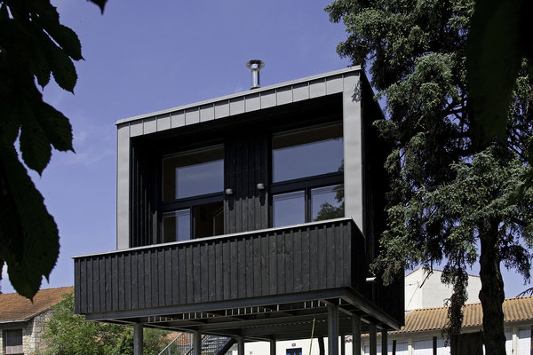 L'architecture générale reprend les codes esthétiques des anciennes cabanes perchées sur pilotis qui bordent le littoral de la Charente Maritime.